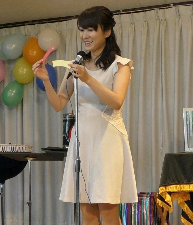 得意の手品を披露する吉井明子さん　写真／本人提供