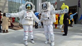 〈金沢・仮装卒業式〉「全長3メートルの縦笛」「設計エラー画面」「Hondaのエンジン」…それぞれの想いを込めた卒業制作に身を包んで臨んだカナビ卒業式に溢れた笑顔