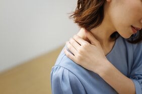 日本人のほとんどがカチカチ…肩こり、頭痛はもちろん、肩甲骨まわりをユルめるだけで改善する7つのやっかいな症状