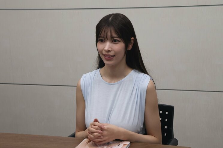 インタビューに応える七瀬ななさん
