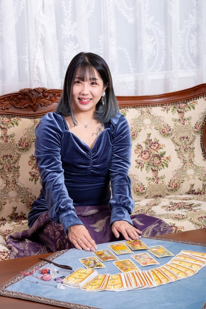 数秘術とタロット、霊視の占術を駆使する占い師の穂乃花さん