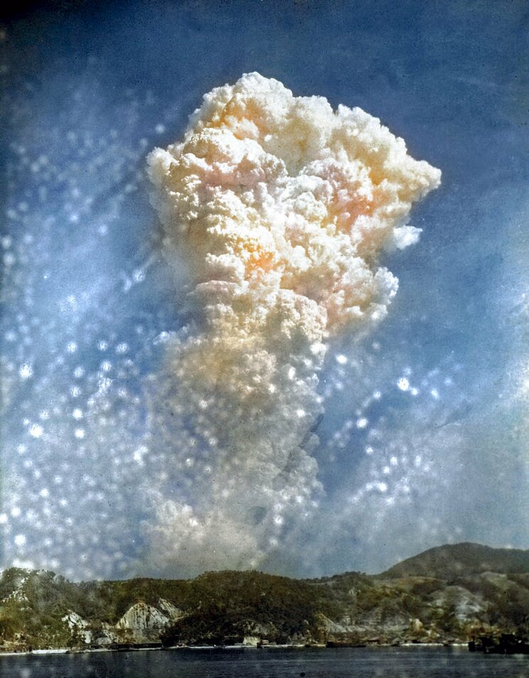 【写真多数】〈終戦78年〉出撃前の特攻隊、原爆のきのこ雲、火炎放射器で焼かれる沖縄―。AI技術と対話をもとにカラー化した写真が繋げる“過去と現在”_22