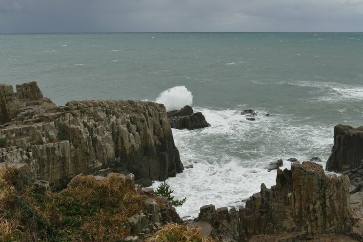 荒れる海と東尋坊の絶景