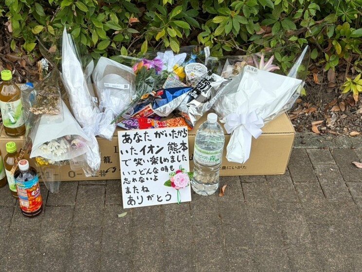イオンモールに供えられた花や色紙（撮影／集英社オンライン）
