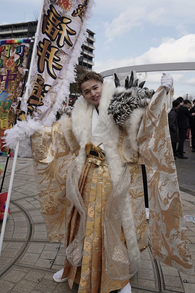 リーゼント込みで50万円、龍を入れて60万円、幟(のぼり)を入れて80万円、北九州市二十歳の記念式典は今年もド派手だった_12