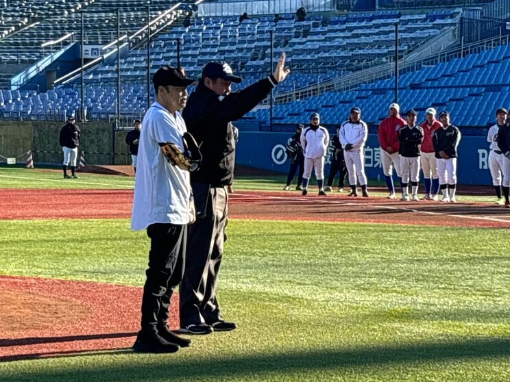 始球式のマウンドに立つ佐野さん（写真／本人ブログより）