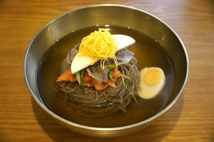 お店の看板メニュー「水冷麺」（撮影／集英社オンライン）