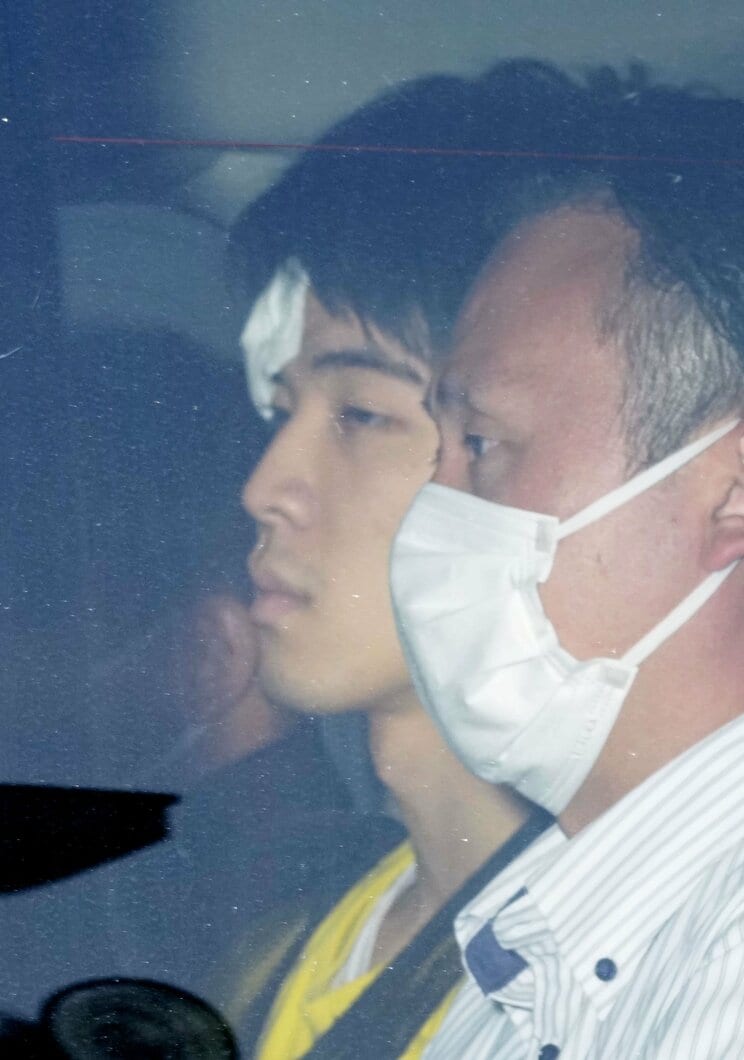 移送される安藤容疑者（撮影/集英社オンライン）