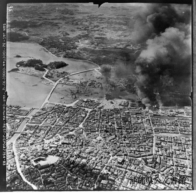 1945年。米軍第10陸軍による北進しながらの絶え間ない爆撃によって粉々になった那覇の街。沖縄県公文書館 蔵