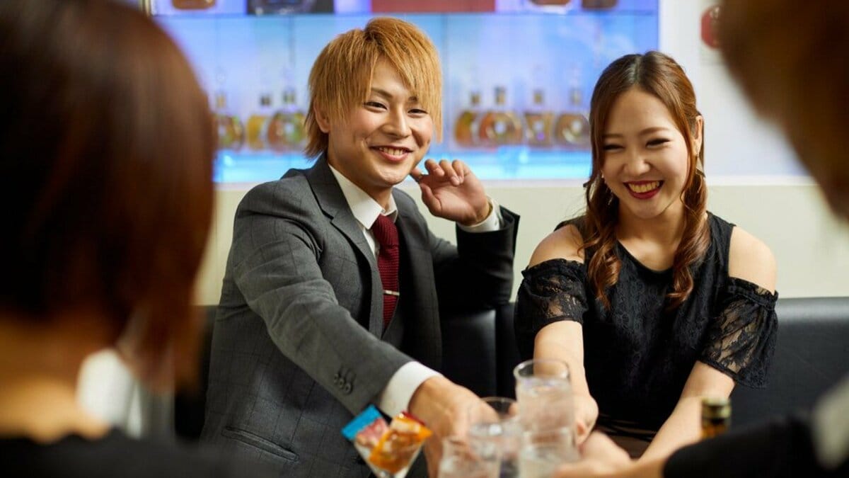「5万円の服は買えないのにホストに100万円は払える」メン地下より“コスパがいい”と女性が断言するホストならではの「キャッシュバック」の幸福 | 集英社オンライン | ニュースを本気で噛み砕け