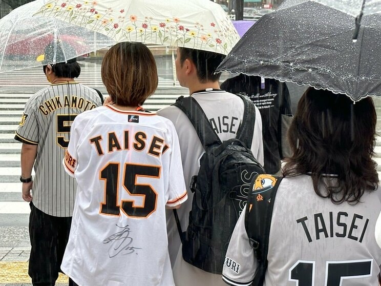 東京ドームへ向かう巨人ファン