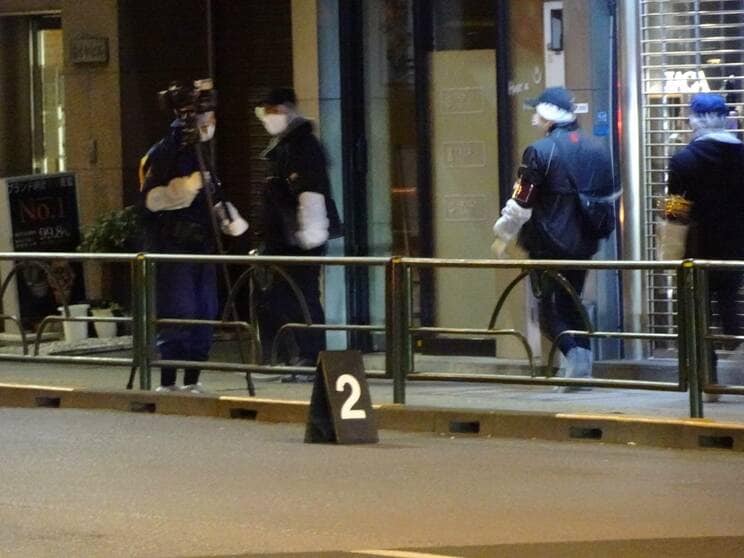 東上野の現場付近を捜査する捜査員（撮影／集英社オンライン）