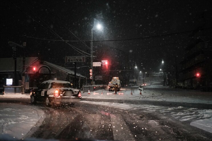 〈大寒波襲来・写真多数〉電車はストップ・渋滞40キロ・タクシー大行列・立ち往生、それでも開いていた牛丼屋に安堵…豪雪の京都ルポ「完全に大雪をなめていました」_11
