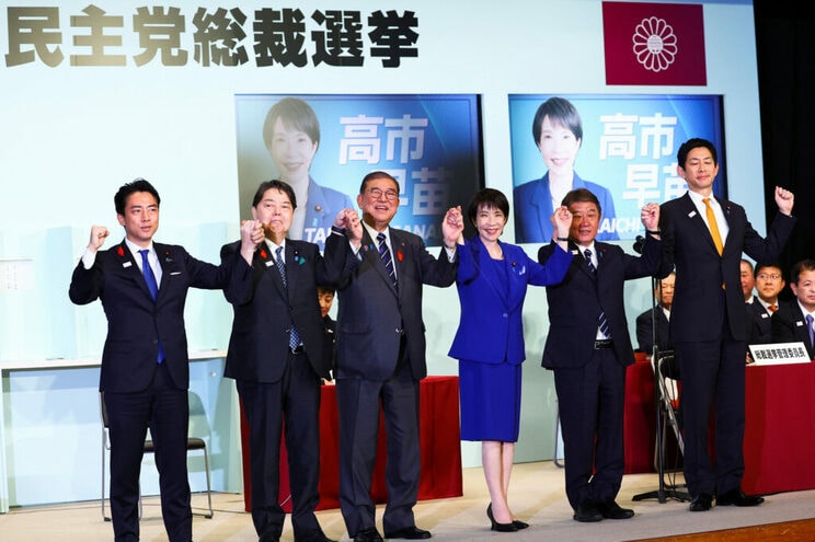 2025年10月4日、自民党総裁選。左から小泉進次郎、林芳正、石破茂、高市早苗、茂木敏充、小林鷹之。写真：代表撮影/ロイター/アフロ