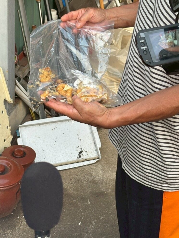 巻き散らかされた菓子（撮影/集英社オンライン）