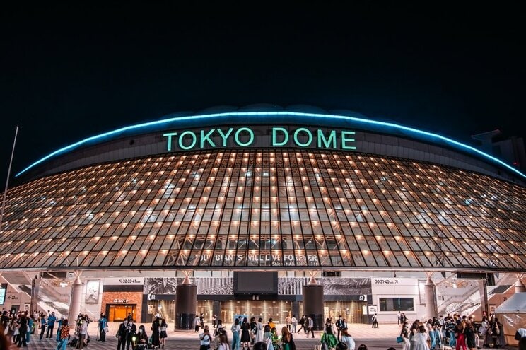 両翼78メートルの後楽園球場に対して東京ドームの両翼は100メートル（写真／shutterstock）