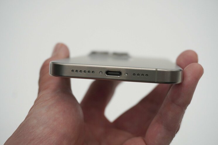 新iPhone 15シリーズ発表。実機に触れた印象は？ 上位モデルはチタニウム採用で軽く、強靭なボディに。待望のUSB-C対応には注意点も_02