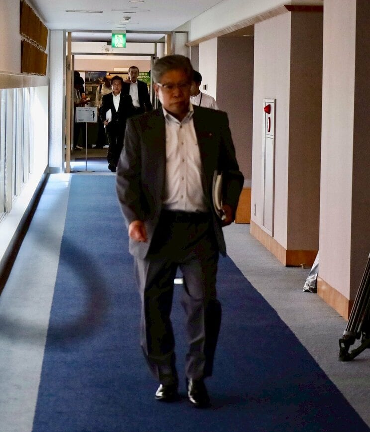 8月13日、伊東市議会百条委員会の部屋に向かう中島弘道議長（撮影／集英社オンライン）
