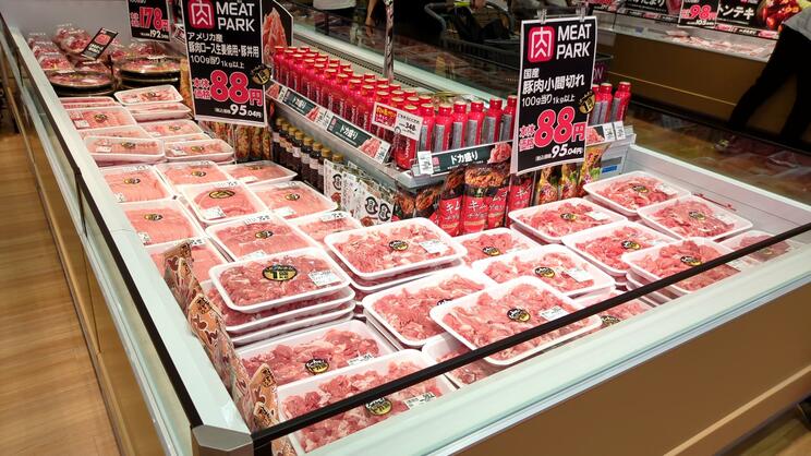 大型連休で売れ筋になるデカ盛り肉（写真／イオンリテール提供）