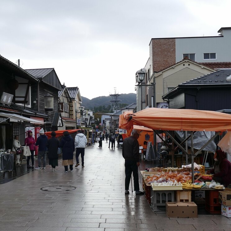 地元の人も観光客も、露店を見ながらそぞろ歩く