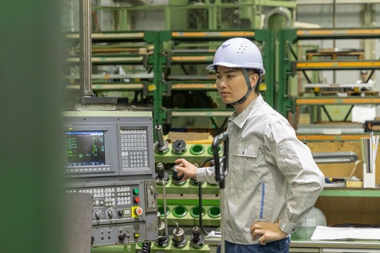 労働者の給料はなかなか上がらない（写真／shutterstock）