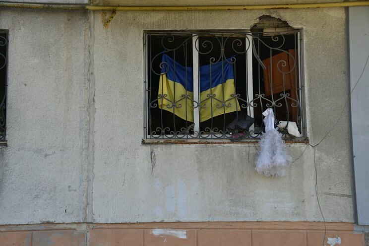 廃墟に掲げられたウクライナ国旗
