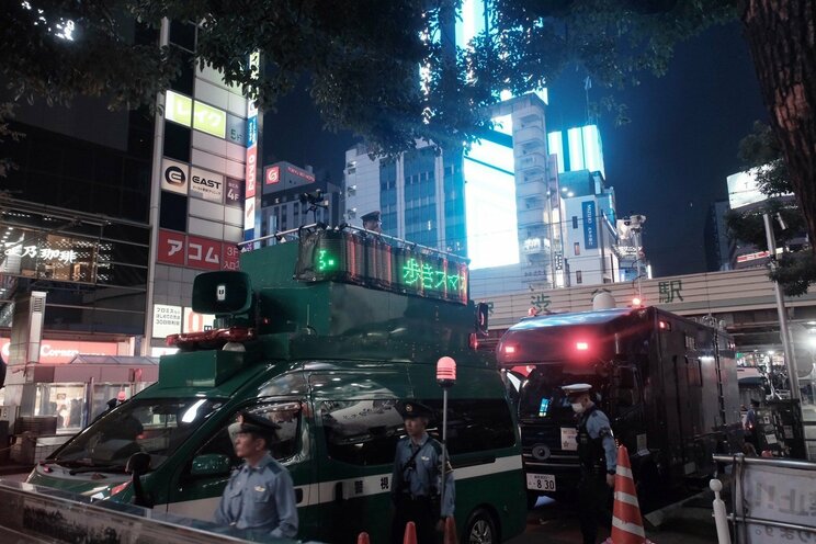 〈2023ハロウィーン〉渋谷の街から仮装・バカ騒ぎする若者が消えた！「（コスプレ）ダメだよダメ、ダメ～」警察官に注意された黒ひげ危機一髪男は段ボールを自ら破壊。ハチ公出口も喫煙所も閉鎖…渋谷区が本気だしてきた！_23