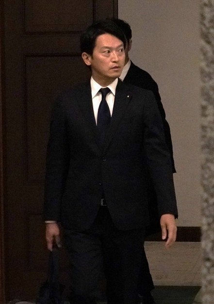 6月3日、兵庫県議会本会議に向かう斎藤元彦知事、立花氏逮捕には「ノーコメント」(撮影/集英社オンライン)