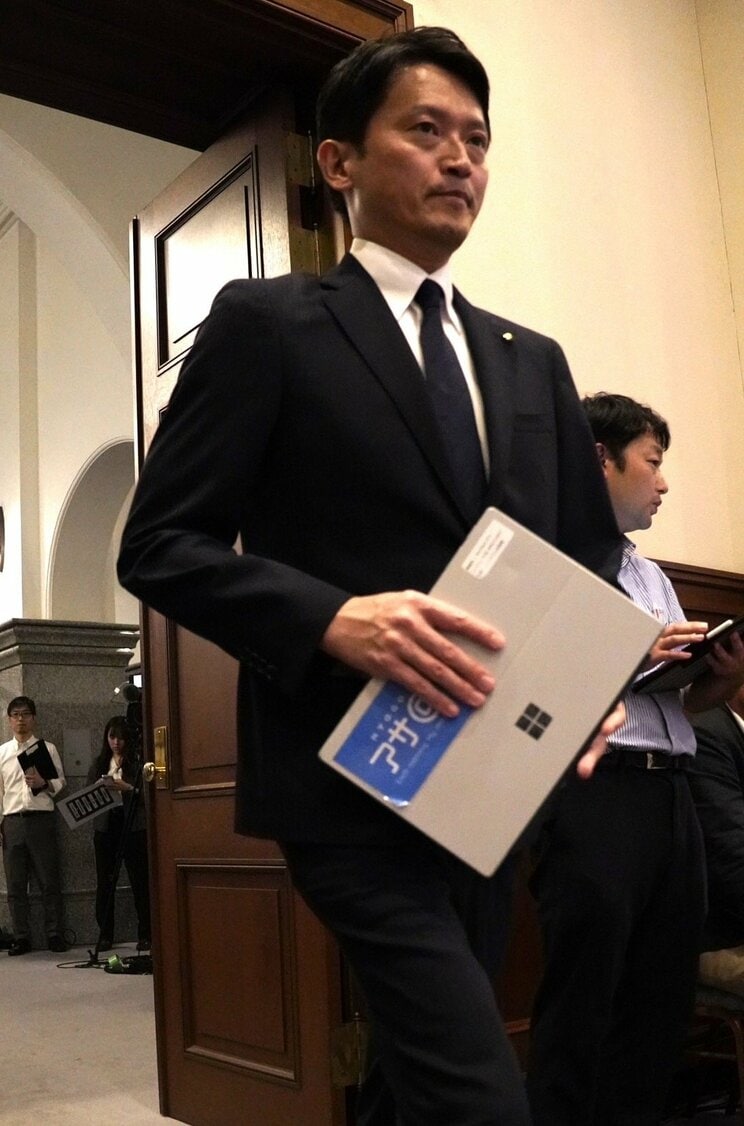 19日の兵庫県議会で、不信任決議案採択を前に議場に入る斎藤知事（撮影／集英社オンライン）