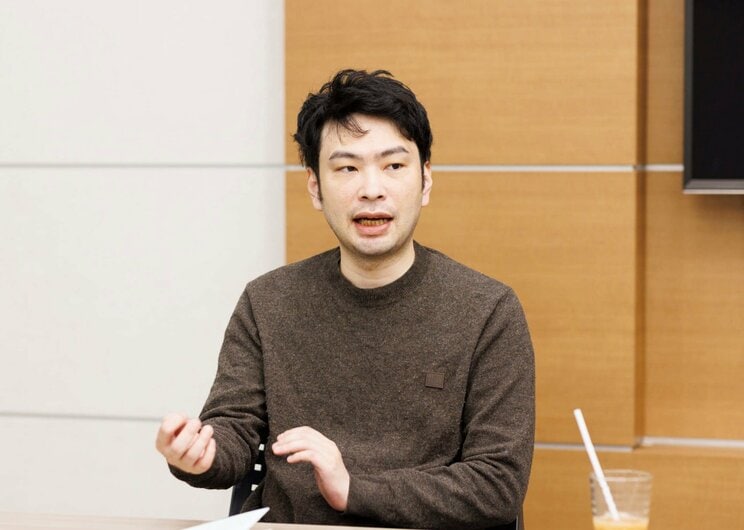 (おがわ・さとし) 1986年、千葉県生まれ。東京大学大学院総合文化研究科博士課程退学。2015年、「ユートロニカのこちら側」でハヤカワSFコンテスト大賞を受賞しデビュー。2017年刊行の『ゲームの王国』で山本周五郎賞、日本SF大賞を受賞。2022年刊行の『地図と拳』で山田風太郎賞、直木三十五賞を受賞。同年刊行の『君のクイズ』が日本推理作家協会賞長編および連作短編集部門受賞。