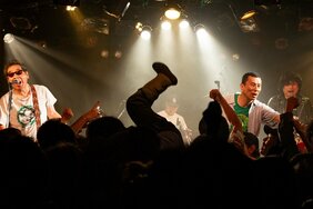 メジャーとマイナーの垣根が取り払われた現在こそが理想。パンクの哲学者・the原爆オナニーズ・TAYLOWが饒舌に語る理由