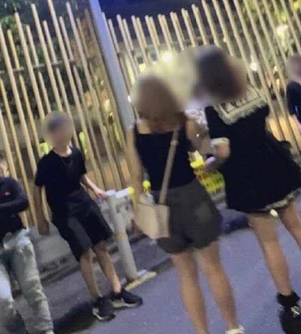 大久保公園前の“立ちんぼ”の女性（撮影/集英社オンライン）