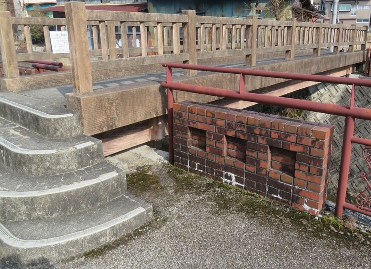 岐阜県恵那市の「日本大正村」のそばにある管理者不明の橋（写真／岐阜県恵那土木事務所提供）