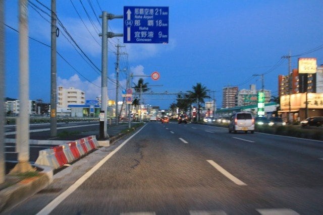 〈沖縄・女性を国道に置き去り殺害〉酒とレゲエを愛した“陽キャ”な男（30）はなぜ女性を車道真ん中にひきずり放置したのか…女性は飲み仲間で金銭トラブルや、葬儀会場では脅迫事件も_5