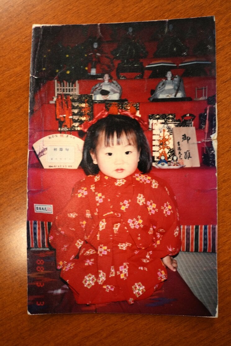 貴子さんの2歳の節句のときの写真。鈴木宗男氏の財布にいつも入れてあるそうだ（写真／鈴木宗男氏提供）