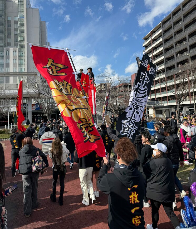 のぼり旗を持つ人など多くの関係者が。北九州市二十歳の記念式典にて　写真／篠原祐介