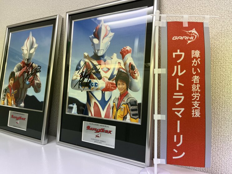 事務所には『ウルトラマンメビウス』のパネルも