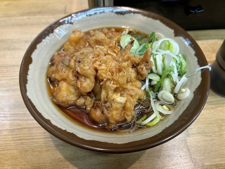 名物の「特大イカゲソ」が乗った天ぷらそば