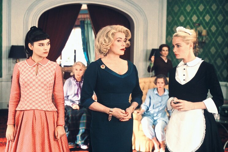 クリスマス・イヴに最適！　フランスの大女優たちが歌って踊るミュージカル・ミステリー『8人の女たち』【えいがの絵日記】_06