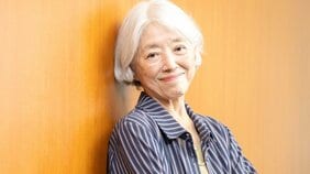 76歳がTikTokで月400万円を荒稼ぎ!?  尖った動画で注目集める正体不明の老女を陰で支える若者スタッフたち「僕らの願いは恩返し」