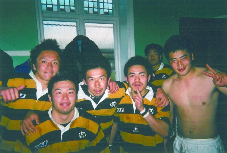北野高校時代、ラグビー高校日本代表にも選出された廣瀬氏。慶應大ラグビー部ではキャプテンとしても活躍した（左から二番目が廣瀬氏）