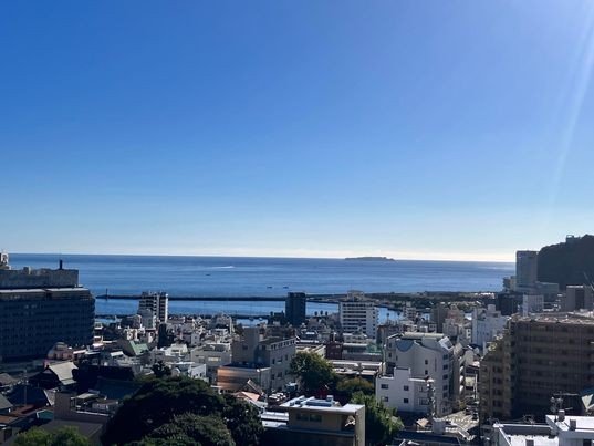 熱海のマンションから、晴れた日には初島が見える