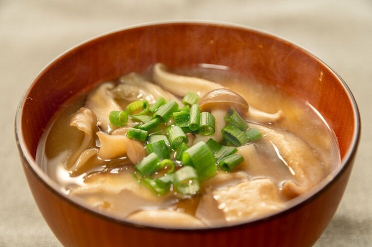 冷凍きのこで味噌汁　写真／shutterstock　写真はイメージです