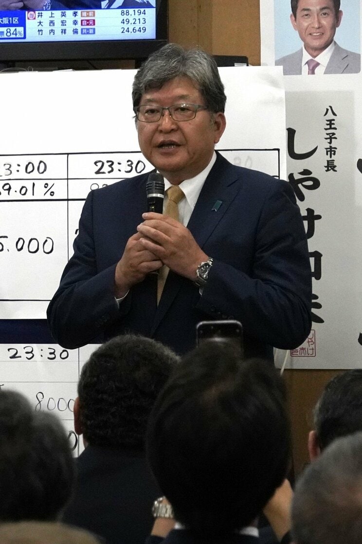 当確後、厳しい表情であいさつをする萩生田氏