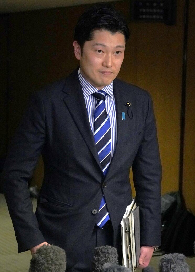 ３月３日、記者の質問に答える奥谷謙一兵庫県議　（撮影／集英社オンライン）
