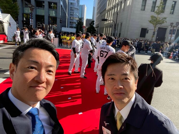 昨年、阪神タイガースの御堂筋パレードに参加する、横山氏（左）と吉村氏（写真／横山氏SNSより）