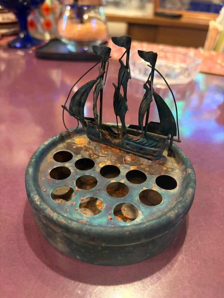 変色した灰皿（店主提供）