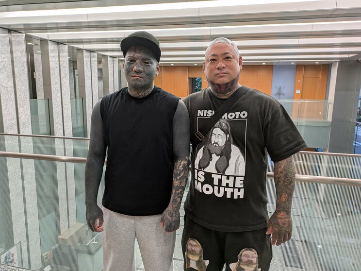 新屋敷さん（左）と社長の若林さん（右）。社長も全身タトゥーだ
