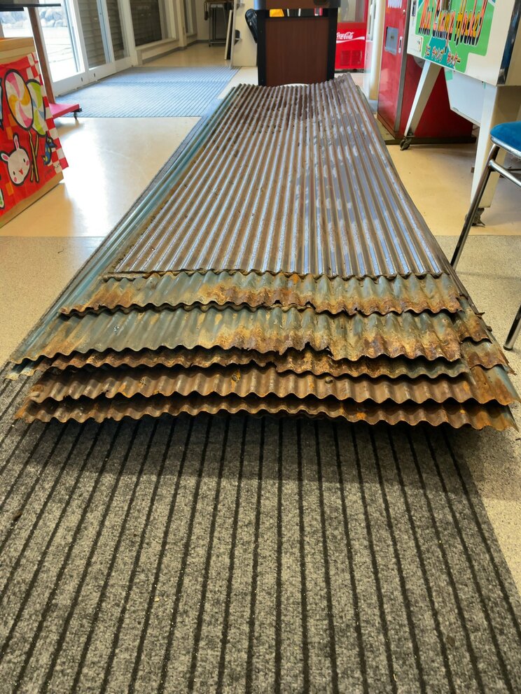 リニューアル工事に利用した波トタン(ミュージアム公式Xより)