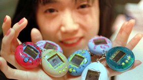 社会現象を起こした「たまごっち」…赤外線、アプリ連動、Wi-Fi搭載と時代とともに歩みながらも一貫して変わらない“らしさ”とは〈初代発売から27年〉